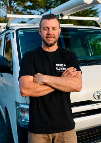 Dan-Airey-in-front-of-Van